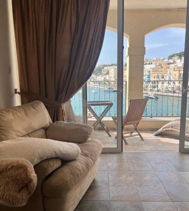 Front Row Malta - Your Grand Harbour Home with Rooftop Terrace & Views of Valletta