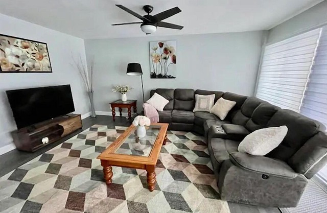 Full apartment, quick access with 40 Highway and 15 Highway. Free Parking