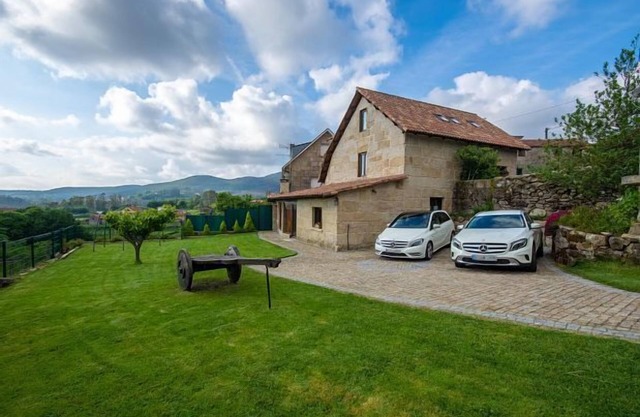 Full rental house for 8-10 people, ideal for families with pets.