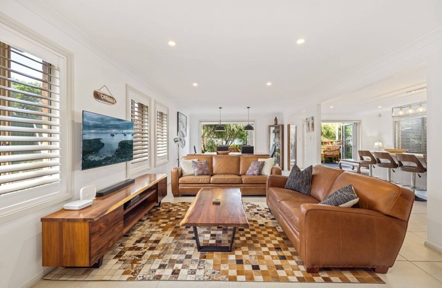 FULLY FURNISHED HOME WALK TO ELOUERA BEACH