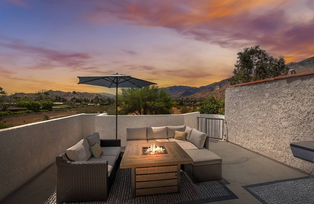 Fully renovated! Fantastic 2BR-prime location, mountain views, sparkling pool.