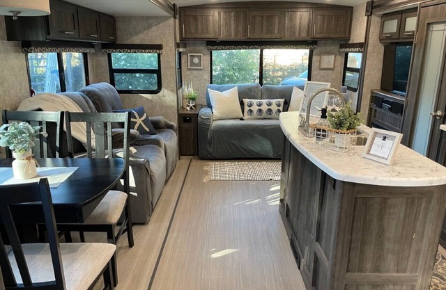 Fully sanitized with bbq & lawn, super soft linens, safe, country setting