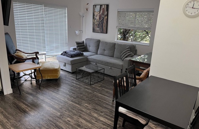 Fully, self contained unit, private entrance, all amenities, full kitchen,