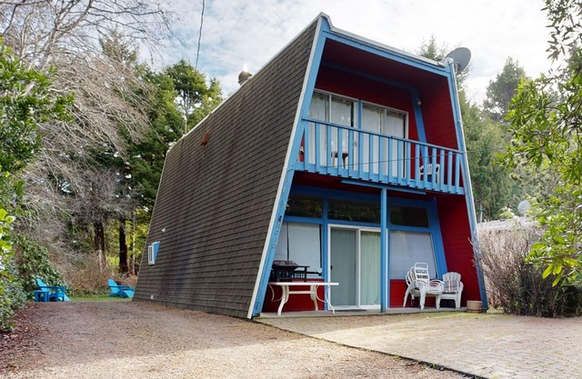 Fun and Unforgettable Beach House - Dog-friendly with a Great Location