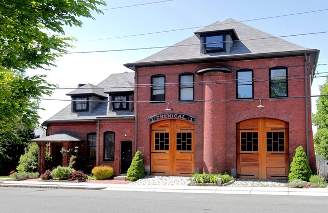 Fun, Family Friendly Restored Fire House 2 Bedroom Apt