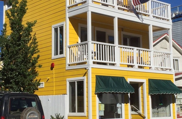 Fun Vibe in town Very CleanBestReviews1stBlock, Balconies, kayaks, SUP’s, chairs