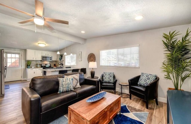 Fun West-Sac Home Near the River With Hot Tub