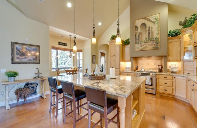 Furnished Decks and Grill Peaceful Pioneer Home!