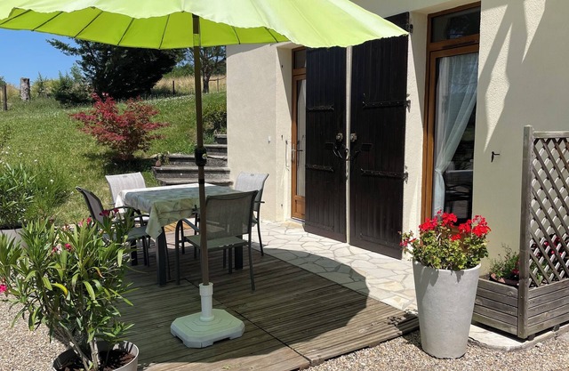 gîte Au Pré des Sources next to the countryside castle