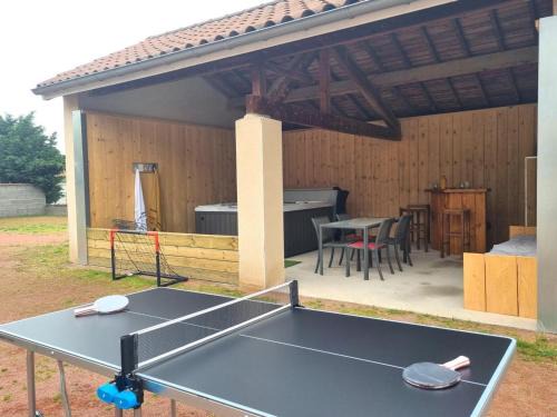 Gîte Confortable avec Spa et Jeux Extérieurs à L'Hôpital-le-Grand - FR-1-496-289