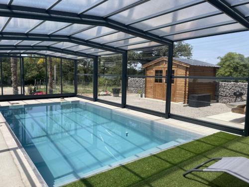 Gîte de charme rénové avec piscine chauffée à Couzon - FR-1-489-471