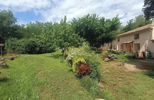 Gîte T2 Dans un mas Avec Terrasse et Jacuzzi Privatif