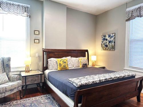 G4 KING BED central location museums FREE PARKING