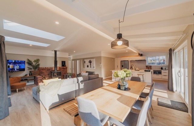 Galaxy 3BR Modern Home with Fireplace Outdoor Spa