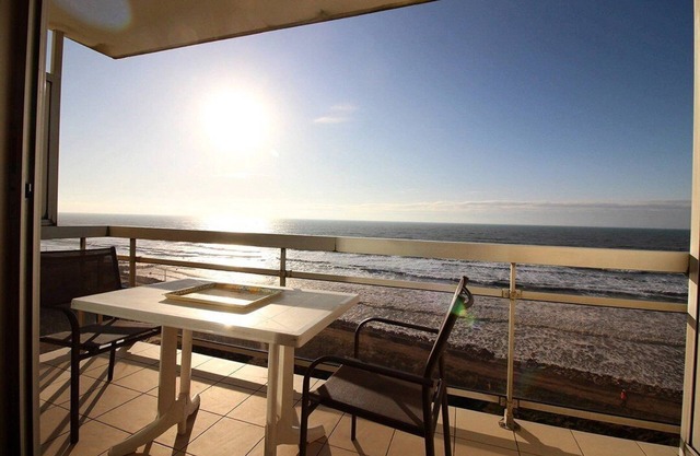 GALION E5 : Studio with large cabin, balcony, facing the sea, pedestrian seafront, sleeps 4