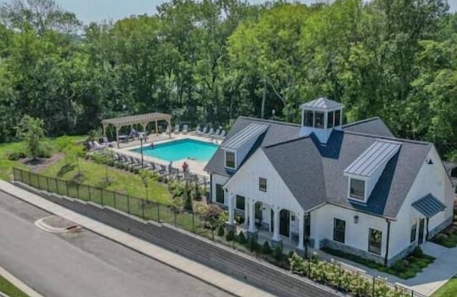 Gallatin Gem Sleeps 10 + Pool & Music Nearby
