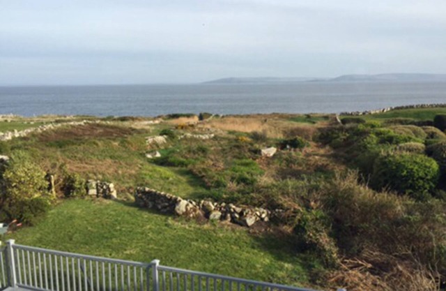 GALWAY - UNIQUE- OCEANFRONT - 4 BED 8P - BARNA - WALK TRO OUR GARDEN TO OCEAN.