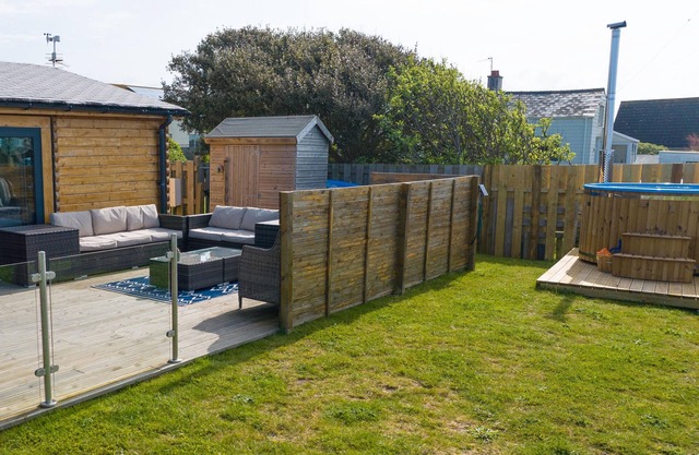 GARDD NAINEY, country holiday cottage, with open fire in Rhosneigr