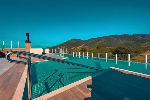 Garden com Churrasqueira em Condomínio com piscina