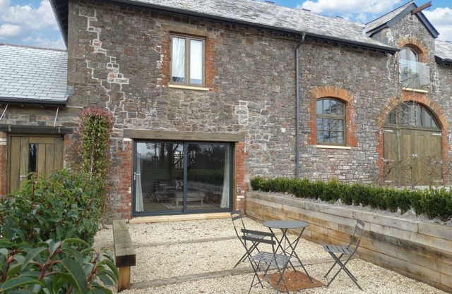 GARDENERS COTTAGE, pet friendly, luxury holiday cottage in Talaton