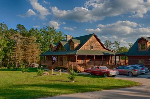 Garnerland in Luray with Hot Tub and Pet Friendly