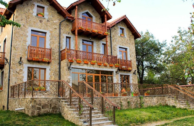 Garni HinYard