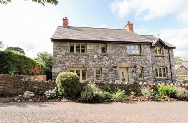 GARREG WEN, pet friendly, character holiday cottage in Caerwys