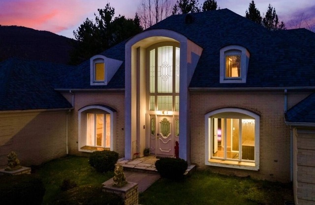 Gated Mansion: Basketball Court, Movie Theater, Views, & free vineyard tours !