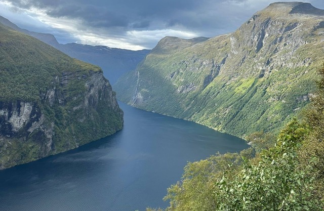 Gemütliches Ferienhaus am Fjord mit Blick auf Berge und See