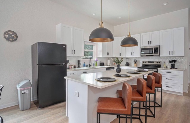 Generous 4br/3ba Charmer Near Glorius Downtown!