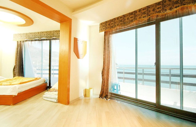 Geojedo Hakdong Queen Cruise Hotel