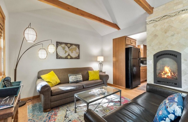 Georgia Cottage Lindy | Old Bend pet (dog) friendly walk everywhere!