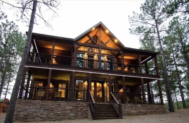 Geronimo 6 bd- High Luxury Cabin on A beautiful Pond