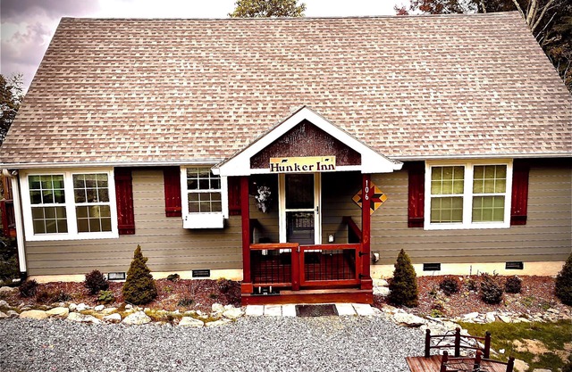 Get Ready to Hunker INN - 2-bedroom cabin, loft, views, hot tub, pets, private
