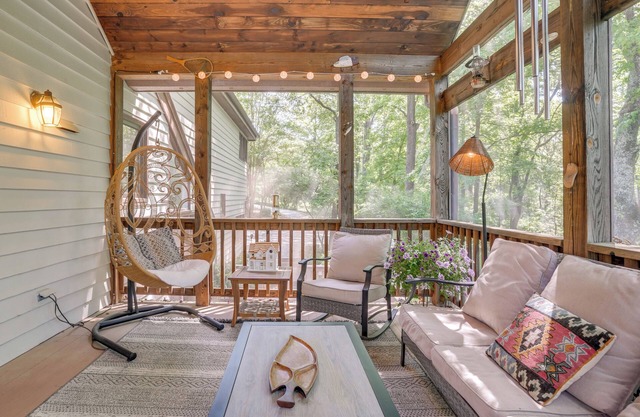 Getaway w/Lake Views Near Wintergreen Resort!