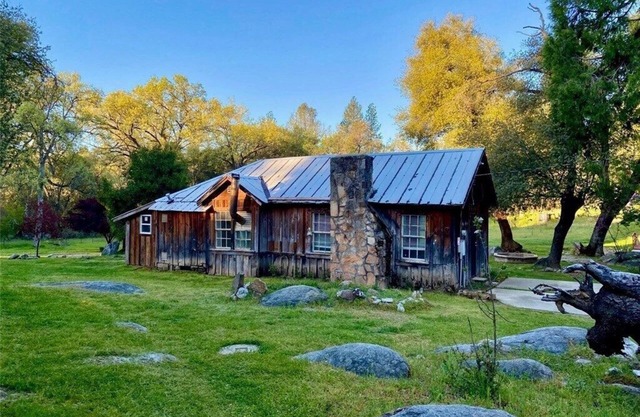 Gilded Gateway: 2 bed 2 bath 1880S Miners Cabin Minutes from Historic Mariposa