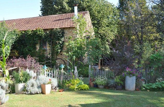 Gite 4 pers. Dordogne surrounded by trees and close to a traditional inn