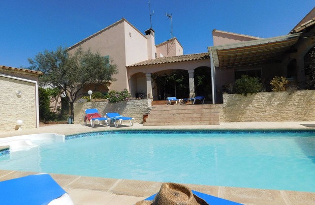 Gîte at the gateway to the Camargue, heated swimming pool, 2 bedrooms, garden, parking