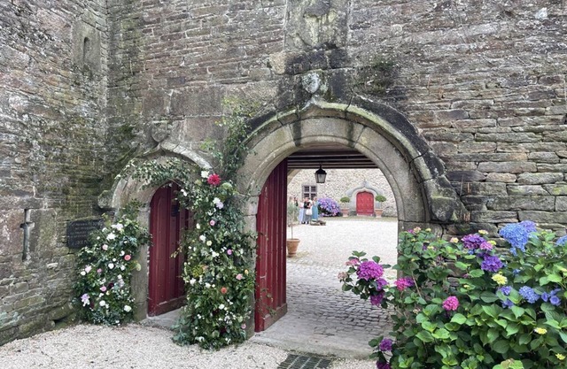 Gite D'un Manoir du 15ème Avec Piscine Chauffée, Hammam, Jacuzzi et Grand Parc