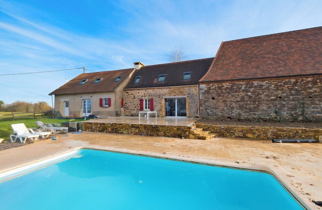 Gîte De L’Egal – in Cadouin, for 10 people, air-conditioned, with private pool and Périgord charm