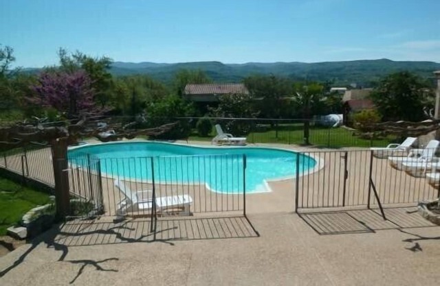 GITE in the heart of the LUBERON nature park swimming pool