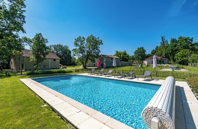 Gîte La Grange with Shared Pool, Private Terrace and Wi-Fi