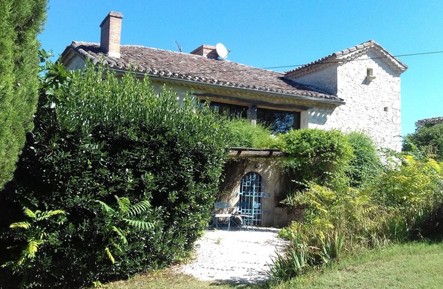 GITE " le romarin " en quercy swimming pool and tennis court
