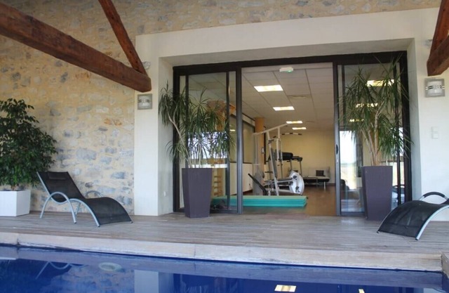 Gîte with: garden, BBQ, swimming pool, spa, tennis, gym, ideal famillel