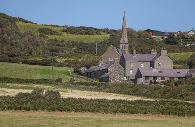 GLAN YR AFON, family friendly, country holiday cottage in Llanfaethlu