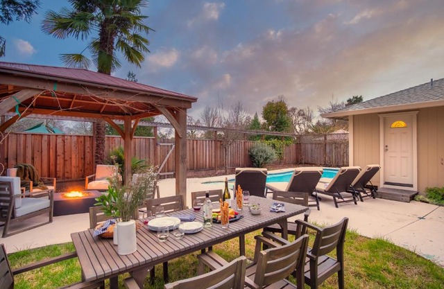 Glen by AvantStay Sleek Charming Home in Wine Country w Pool Hot Tub