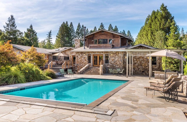 Glen Ellen Stone Retreat. Family activities. 5 bd 4.5 baths with pool + hot tub.