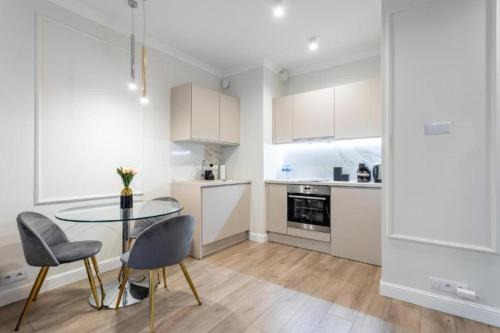 Golden Apartments - Luxury Stay for up to 15 Guests in Mennica Residence, Warsaw Center
