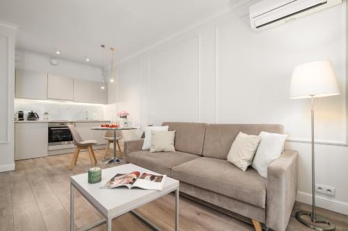 Golden Apartments - Luxury Stay for up to 20 Guests in Mennica Residence, Warsaw Center