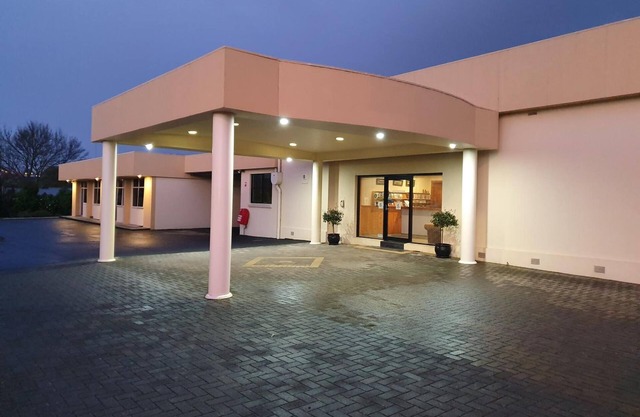 Golden Chain Tower Motor Inn